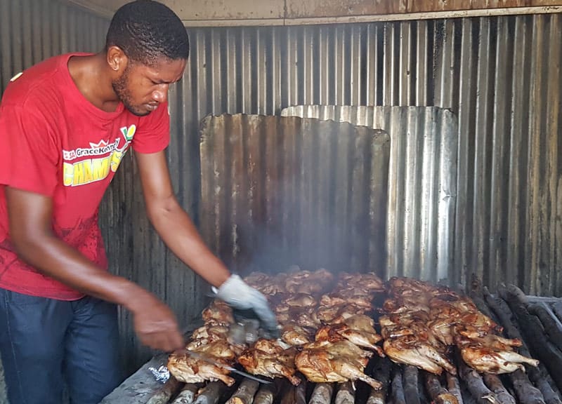 Le poulet Jerk est une compétence ! Bravo à ces garçons jamaïcains qui ...