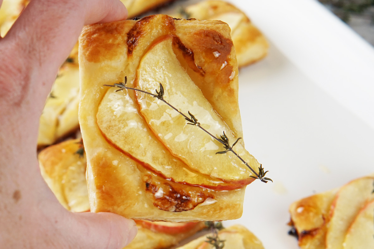 apple and brie puff pastry bites
