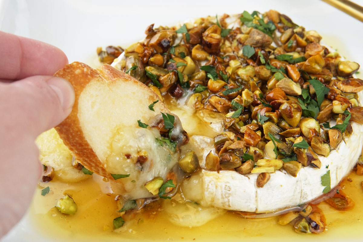baked brie with honey and pistachios