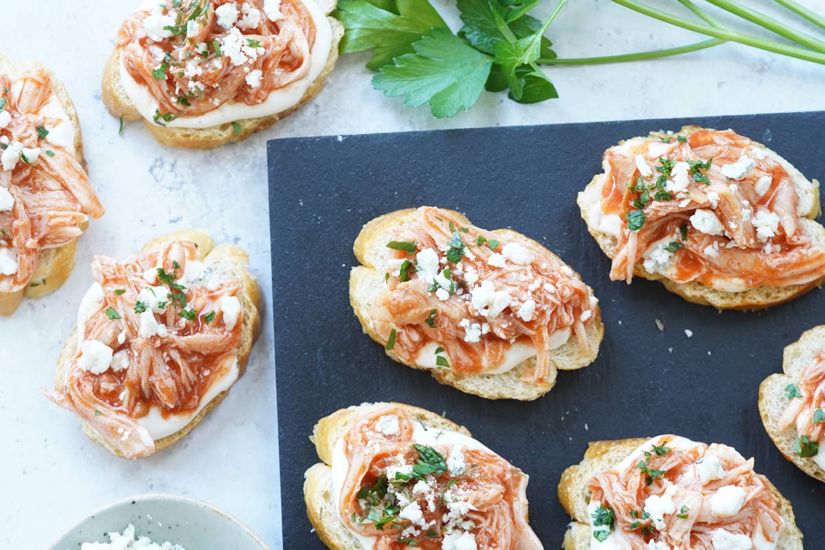 Buffalo chicken crostini
