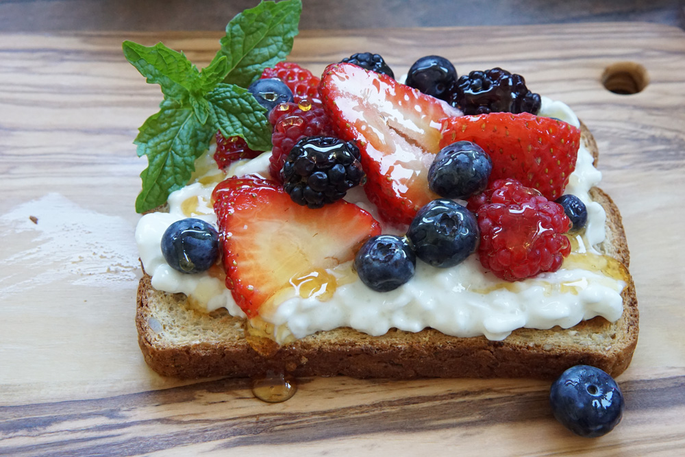 cottage cheese toast with berries