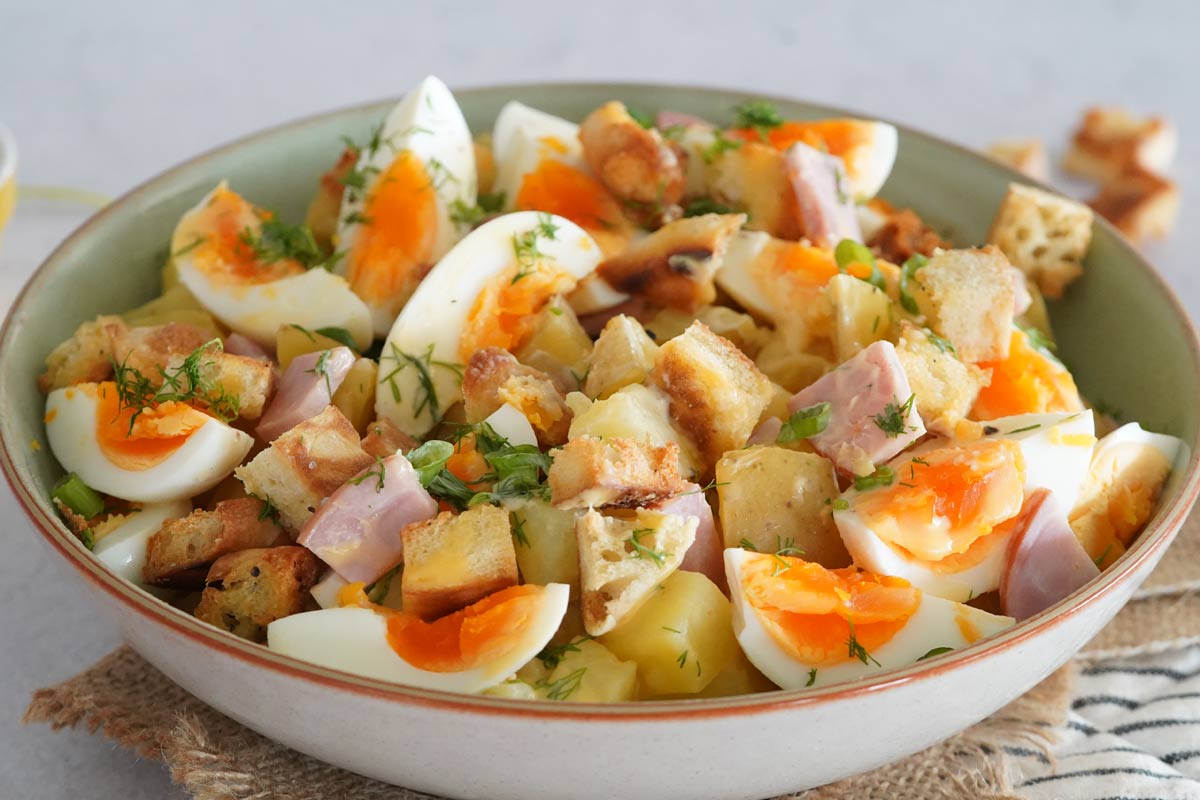 Eggs benedict potato salad