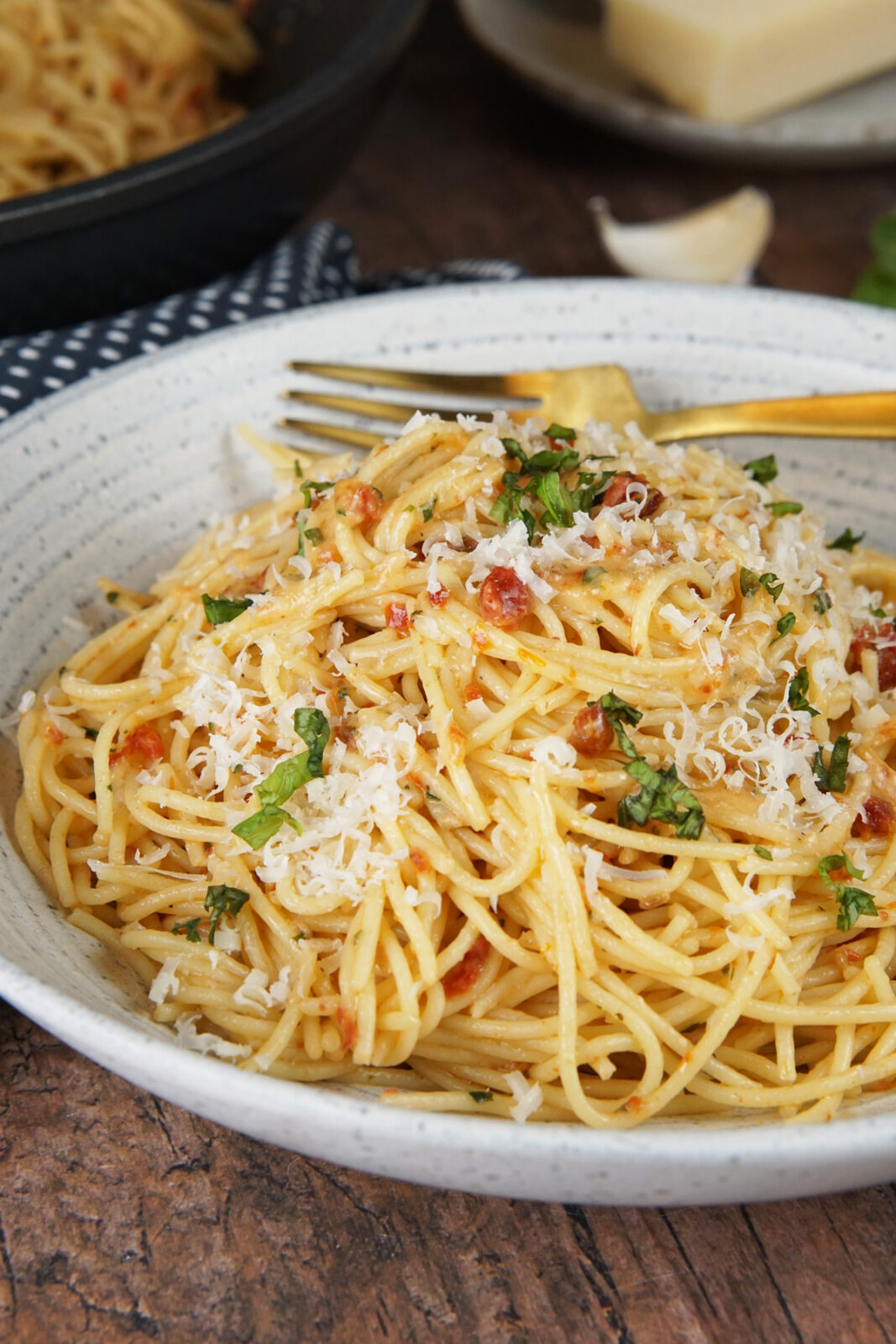 Garlic tomato butter pasta