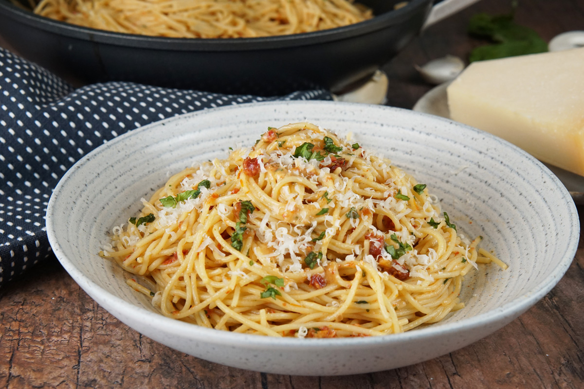 Garlic tomato butter pasta