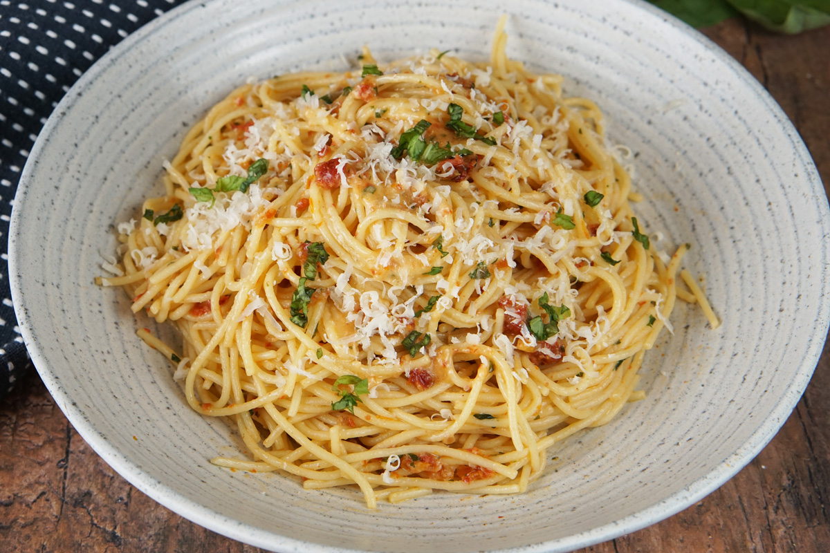 Garlic tomato butter pasta