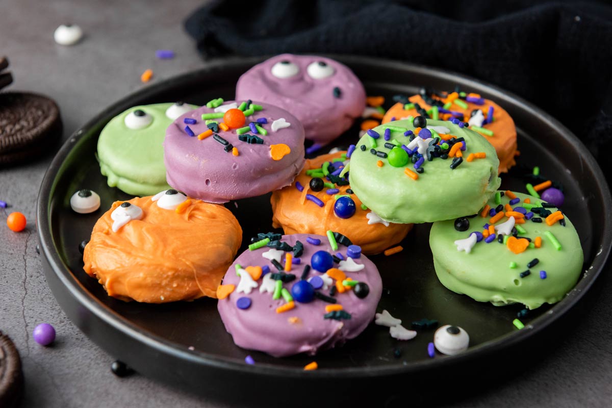 Halloween dipped oreos