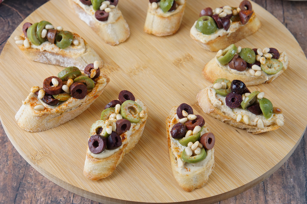 hummus crostini