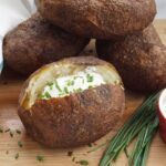 Baked potato with sour cream and chives